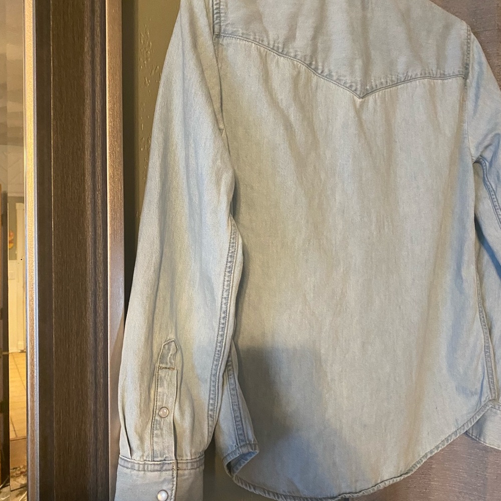 Levi Jean button up shirt. Warn once. Excellent condition.size small